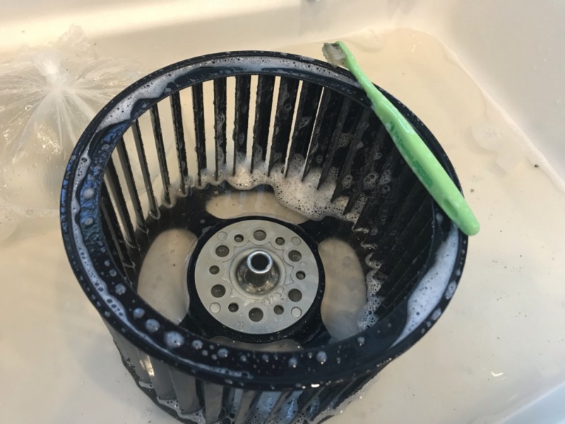 換気扇を歯ブラシで洗う